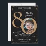 Invitation Black Gold 80th Birthday Enregistrer la date perso<br><div class="desc">Black Gold 80th Birthday Enregistrer La Date Invitation Personnalisée. Et élégamment conçu fête d'anniversaire spécial sauver la date, avec une photo personnalisée de personne d'anniversaire et de calligraphie script avec des éléments florissants vintages. Assez simple pour s'adapter à une variété de thèmes et de couleurs ! Besoin d'aide ? Contactez-moi...</div>