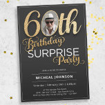 Invitation Black Gold Custom Photo Surprise 60e anniversaire<br><div class="desc">Black Gold Custom Photo Surprise 60e anniversaire Invitation. Cette invitation présente un design épuré avec un texte clair et facile à lire, assurant que tous les détails importants sont transmis sans effort. L'ajout d'accents de fausse feuille d'or éblouissant sur fond de noir crée un effet visuel saisissant, ajoutant une touche...</div>