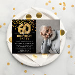 Invitation Black & Gold moderne 60e photo d'anniversaire surp<br><div class="desc">Invitation de fête d'anniversaire moderne noir et or pour quelqu'un qui a 60 ans! Doté d'un arrière - plan noir,  d'une photographie de l'homme/femme d'anniversaire,  d'un confetti de parties scintillant en faux or,  de ballons d'or de 60ème anniversaire et d'un modèle d'anniversaire élégant qui est facile à customiser.</div>