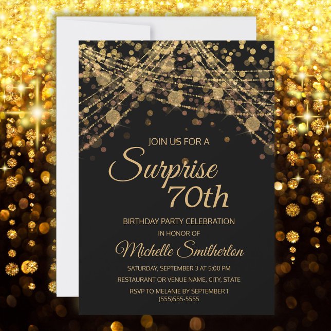 Invitation Black Gold String Lumières Surprise 70e anniversai (Surprise 70th birthday party invitation with gold glitter on a black background)