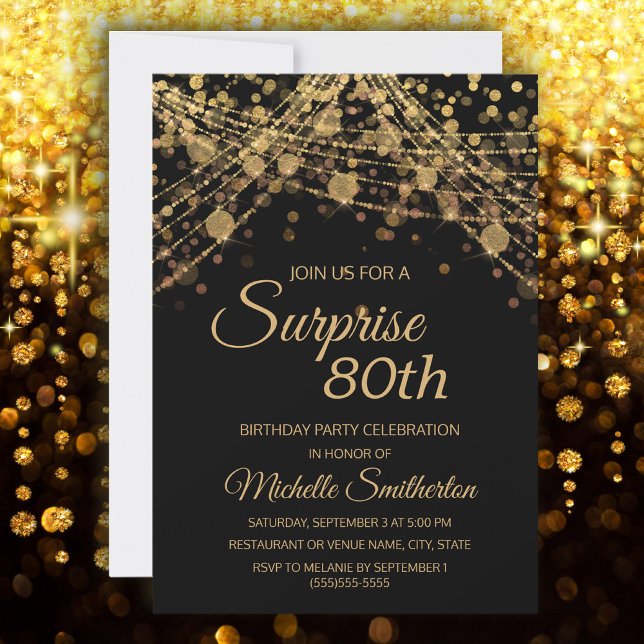 Invitation Black Gold String Lumières Surprise 80e anniversai (Surprise 80th birthday party invitation with gold glitter on a black background)