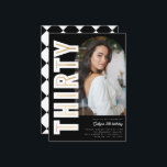 Invitation Black Modern Arch Photo TRENTE 30e fête d'annivers<br><div class="desc">Black Modern Arch Photo TRENTE 30e anniversaire de fête Invitation. Ce design élégant dispose d'un arrière - plan noir qui peut être changé à n'importe quelle couleur, un espace réservé photo en arc que vous pouvez facilement remplacer par votre propre, 'TRENTE' en caractères sans-serif gras avec fausse feuille d'or en...</div>
