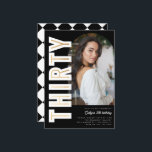 Invitation Black Modern Arch Photo TRENTE 30e fête d'annivers<br><div class="desc">Black Modern Arch Photo TRENTE 30e anniversaire de fête Invitation. Ce design élégant dispose d'un arrière - plan noir qui peut être changé à n'importe quelle couleur, un espace réservé photo en arc que vous pouvez facilement remplacer par votre propre, 'TRENTE' en caractères sans-serif gras avec fausse feuille d'or en...</div>