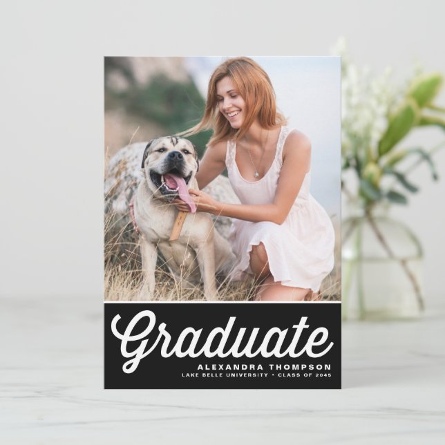 Invitation Black Retro Bold Typographie Photo Graduation (Debout devant)