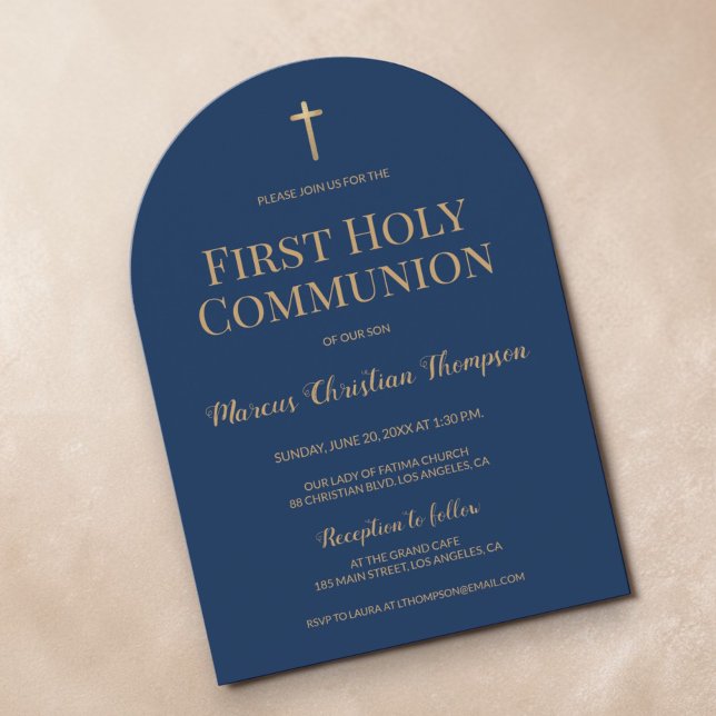 Invitation Bleu marine Croix dorée Garçon Première communion  (Minimalist Navy blue and gold hue cross First communion arch card.)