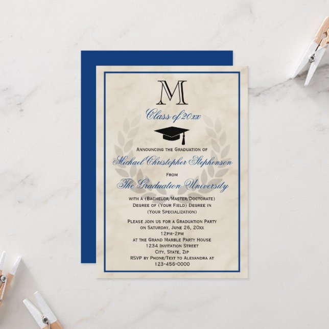 Invitation Bleu Monogramme Wreath Classic College Graduation (Devant/Arrière en situation)