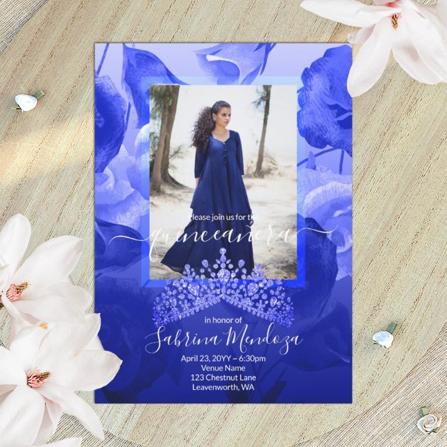 Invitation Bleu royal, Roses blanches, Topaz Tiara Quinceaner (royal blue, aquamarine rhinestone tiara quinceanera invitation with blue roses)