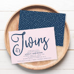 Invitation Bleu tendance Script C'est Twins Girl Baby shower<br><div class="desc">Célébrez la future maman ou les futurs parents de jumeaux avec cette élégante invitation Baby shower avec les mots "It's Twins" dans le script tendance de pinceau bleu contre un arrière - plan rose clair. La carte a un motif moucheté bleu et blanc à l'arrière. C'est parfait pour un baby...</div>
