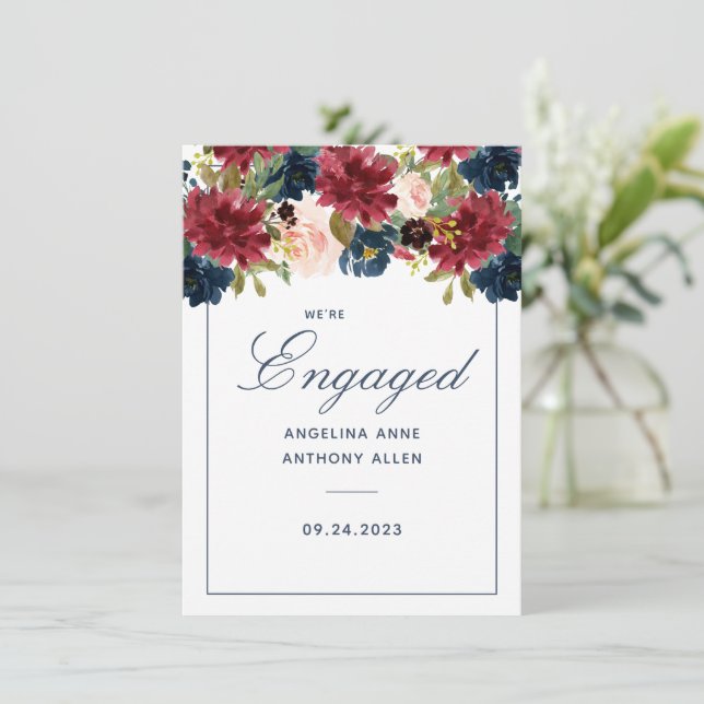 Invitation Blush Bourgogne Floral Rose Gold Accents Fiançaill (Debout devant)