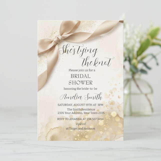 Invitation Blush Gold Bow Elle Attache le Nœud Enterrement de (Debout devant)