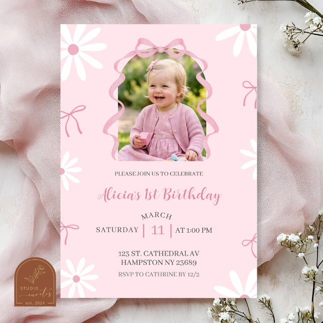 Invitation Blush Pink Daisy Bow Girl 1st Birthday with photo (Créateur téléchargé)