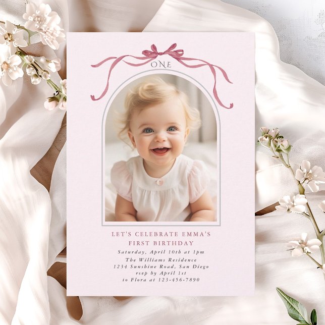 Invitation Blush Pink Red Bow Girl 1st Birthday Arch Photo (Créateur téléchargé)