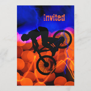 Invitation BMX dans les cristaux clairs et la foudre