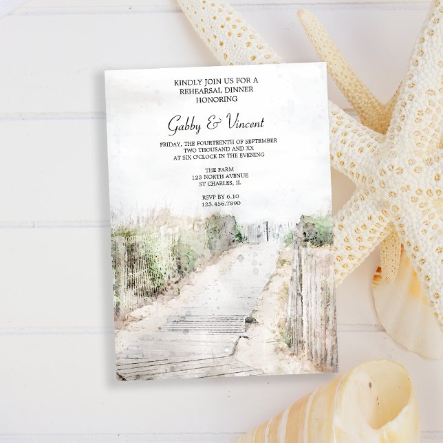 Invitation Boardwalk en bois à la plage Dîner de répétition (Set the tone for your beach party rehearsal dinner with this coastal invitation.)