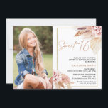 Invitation Boho Blush moderne Floral Photo Sweet 16 Anniversa<br><div class="desc">Boho moderne Floral Photo Sweet 16 Anniversaire Invitation Doux blush et tons naturels boho floral doux invitation 16 ans avec deux arrangements floraux avec l'herbe de pampas. Cette douce invitation de 16 ans comprend également une photo et un faux rose or de calligraphie moderne image de cap qui est amovible...</div>