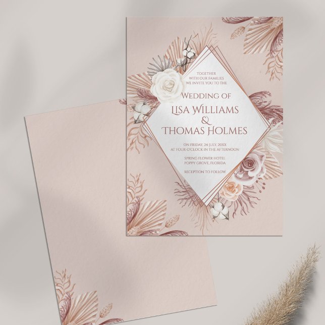 Invitation Boho Blush Pampas Grass et Fleurs séchées (Boho Blush Pampas Grass and Dried Flowers Invitation on table.)