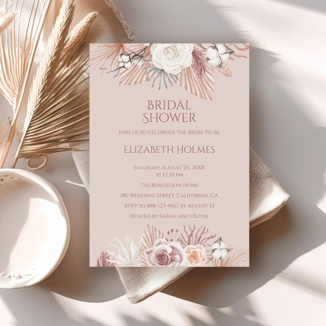 Invitation Boho Blush Pampas Grass et Fleurs séchées (Boho Blush Pampas Grass and Dried Flowers Invitation on a neutral boho table.)