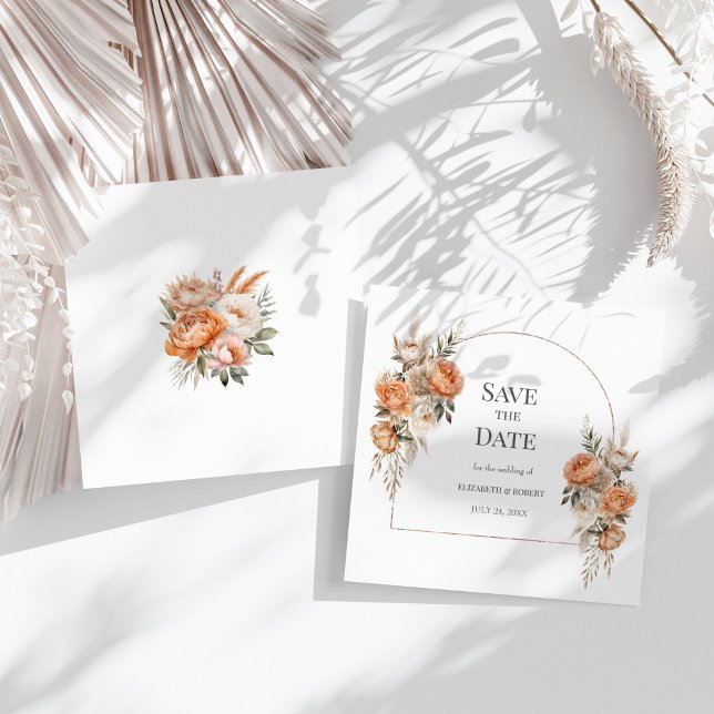 Invitation Boho Corail et Pêche Arceau Floral Sec Enregistrer (Boho Coral and Peach Dry Floral Arch Save The Date Invitationon a sunny table with white dry flowers)