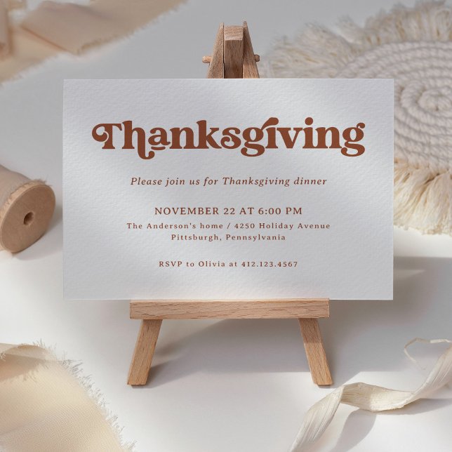 Invitation Boho et Retro | Dîner d'action de grâces (A retro, boho Thanksgiving invitation with terracotta text on  a simple white background)