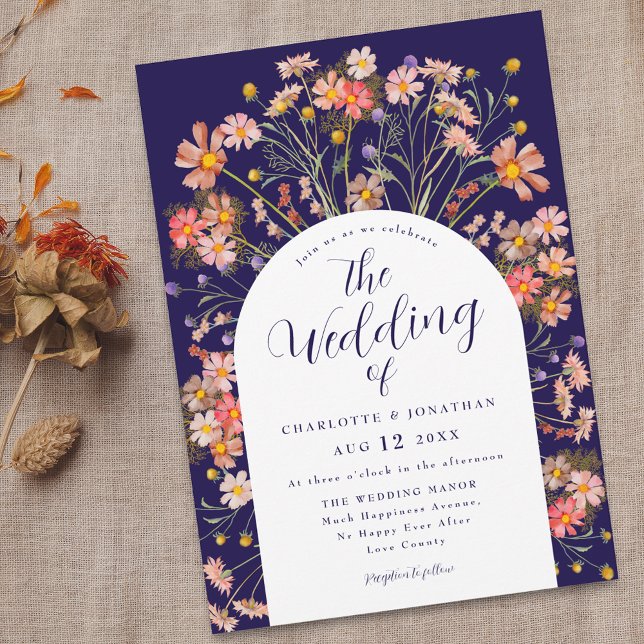 Invitation Boho Fall Rustic Floral Arch Mariage bleu marine (Boho fall rustic wildflower floral arch navy blue and white wedding invitation with elegant script)