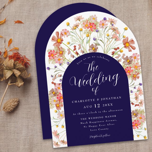 Invitation Boho Fall Rustic Floral Arch Mariage bleu marine (Boho fall rustic wildflower floral arch navy blue and white wedding invitation with elegant script)