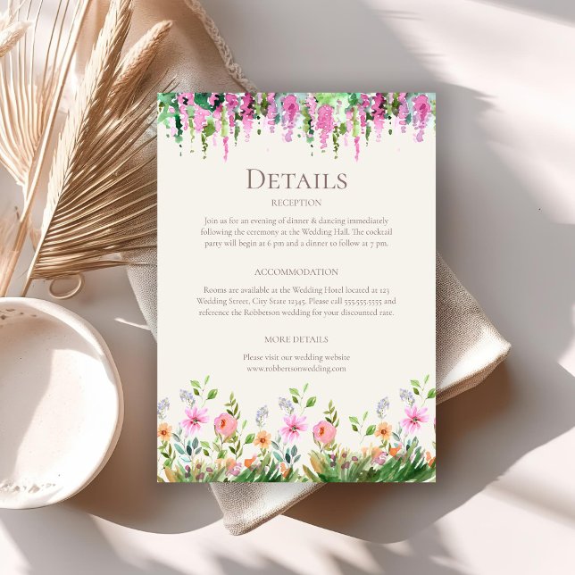 Invitation Boho Fleur sauvage Meadow et Acacia Mariage Détail (Boho Wildflower Meadow and Acacia Wedding Details Invitation on a boho wedding table.)