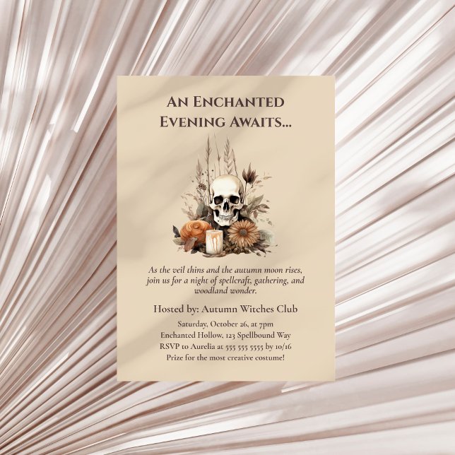Invitation Boho Gothic Fall Party avec crâne et fleurs (Boho Gothic Fall Party with Skull and Flowers Invitation on a boho neutral dry palm leaf)