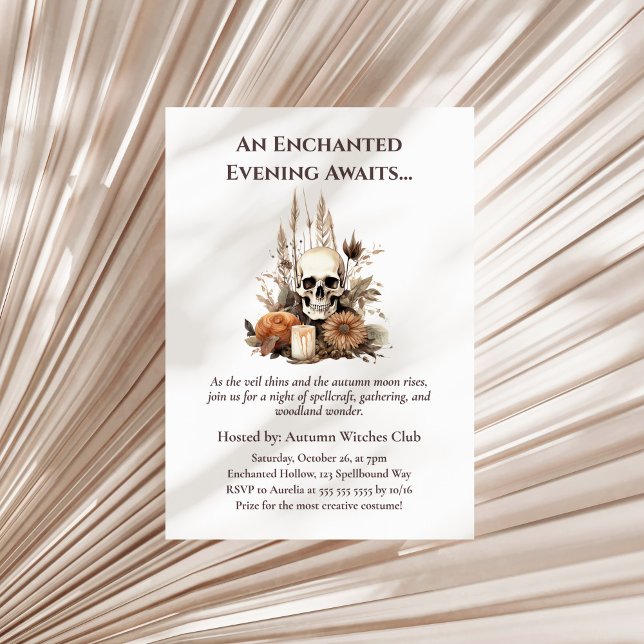 Invitation Boho Gothic Fall Party avec crâne et fleurs (Boho Gothic Fall Party with Skull and Flowers Invitation on a sunny neutral dry palm leaf.)