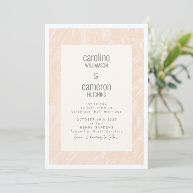 Invitation Boho Peach Blush Marble Mariage moderne (Debout devant)