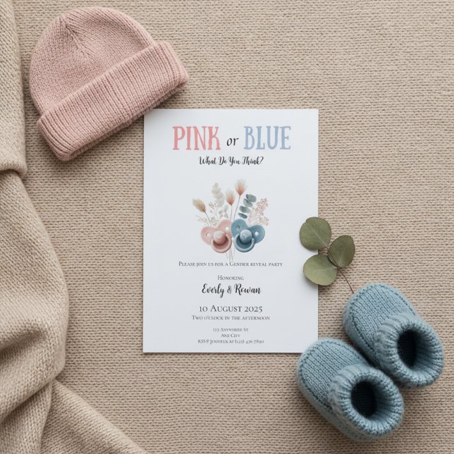 Invitation Boho Rose ou Bleu Révélation du Sexe (Gender reveal invitation on beige knit blanket with pink hat, blue booties and eucalyptus)