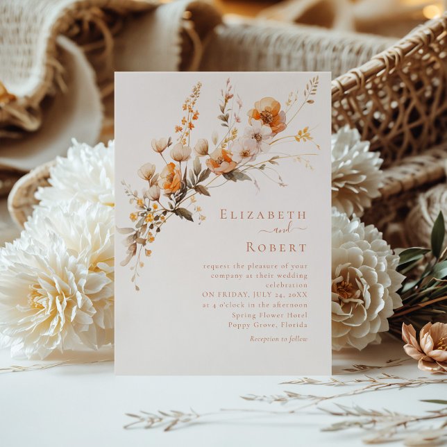 Invitation Boho Terracotta Orange Brûlé Fleurs Sauvages Maria (Boho Terracotta Burnt Orange Wildflowers Wedding Invitation on a table with a boho flower bouquet.)