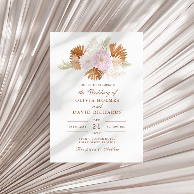 Invitation Boho Terracotta Pampas Mariage en herbe et fleurs (Boho Terracotta Pampas Grass and Flowers Wedding Invitation on a sunny neutral dry palm leaf.)