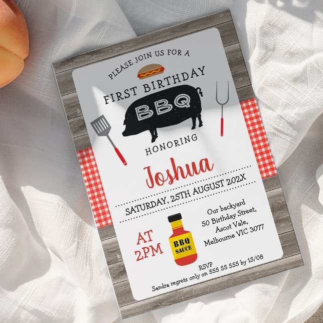 Invitation Bois Rouge Plaid Cochon BBQ 1er anniversaire Invit (Red gingham and wood BBQ first birthday invitation featuring a pig silhouette and cooking utensils. )