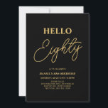 Invitation Bonjour 8 | Gold & Black 80th Birthday Party<br><div class="desc">Invitation vos invités avec cette élégante invitation de 80e anniversaire. Ce design présente un script moderne "Hello Eighty" en noir et or. Vous pouvez customiser tout le texte. Les fournitures de la partie correspondante sont disponibles à ma boutique BaraBomDesign.</div>