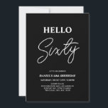 Invitation Bonjour soixante | Black moderne 60th Birthday Par<br><div class="desc">Invitation vos invités avec cette élégante invitation de 60e anniversaire. Ce design présente un script moderne "Hello Sixty" en noir et blanc. Vous pouvez customiser tout le texte. Les fournitures de la partie correspondante sont disponibles à ma boutique BaraBomDesign.</div>