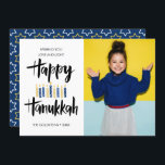 Invitation Bonne Hanoukka bougies | Vacances photo verticale<br><div class="desc">Carte de voeux Festive Hanoukka Holiday avec votre meilleure photo de portrait et "happy hanoukka" en typographie de brosse à lettres et bougies dans les tons bleus et jaunes. Personnalisez le texte personnalisé avec votre nom et votre année. Les cartes sont retournées à un motif d'étoiles d'un arrière - plan...</div>