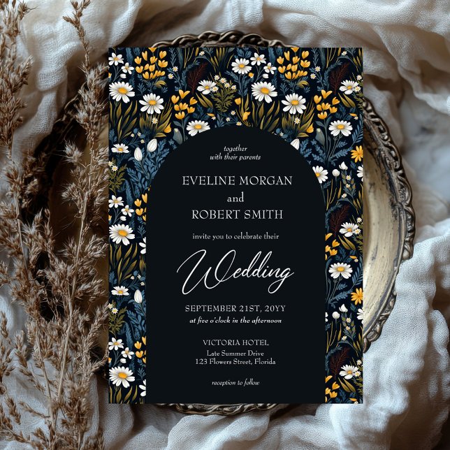 Invitation Bouho tendance marguerites blanches fleurs sauvage (Retro groovy flat wild flowers white daisies navy arch wedding invitation)