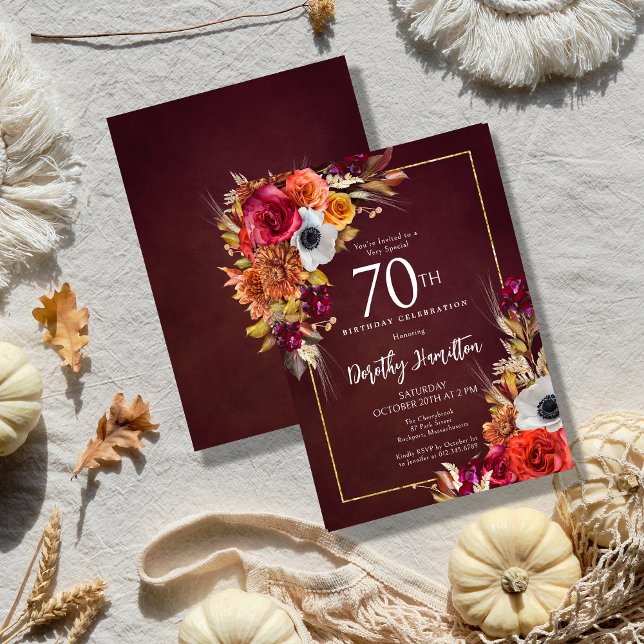 Invitation Bourgogne Automne Fleurs Élégant Script 70e Annive (Elegant Fall Flowers Pop Against a Burgundy Background on an Autumn Floral 70th Birthday Invitation)