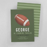 Invitation Boys American Football Kids 12e anniversaire<br><div class="desc">Ce design d'invitation anniversaire de enfant, mignon et moderne, sur le thème du sport, présente un dessin animé de football américain sur un arrière - plan vert. L'invitation peut être personnalisé avec votre nom de garçon et d'autres détails nécessaires à votre fête. L'addition sportive parfaite à la fête de votre...</div>
