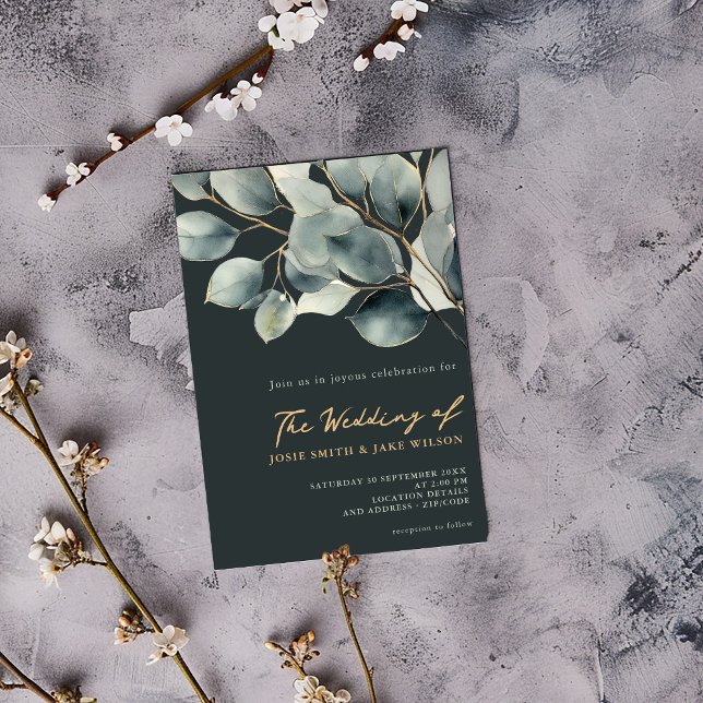 Invitation Branche d'Eucalyptus foncé et mariage feuille vert (Dark and gold elegant wedding invitation card features a stunning eucalyptus leaf.)