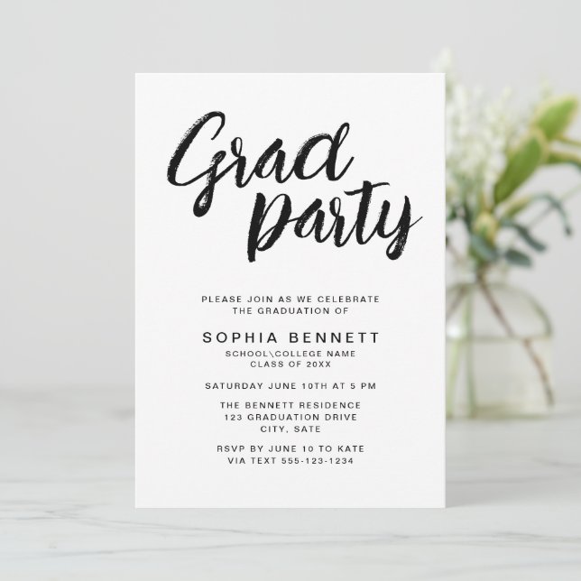 Invitation Brosse chic moderne Script Black & White Grad Part (Debout devant)