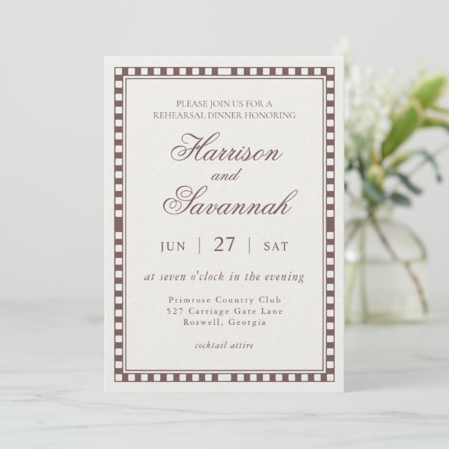 Invitation Brown Harlequin Checkered Rehearsal Dinner (Debout devant)