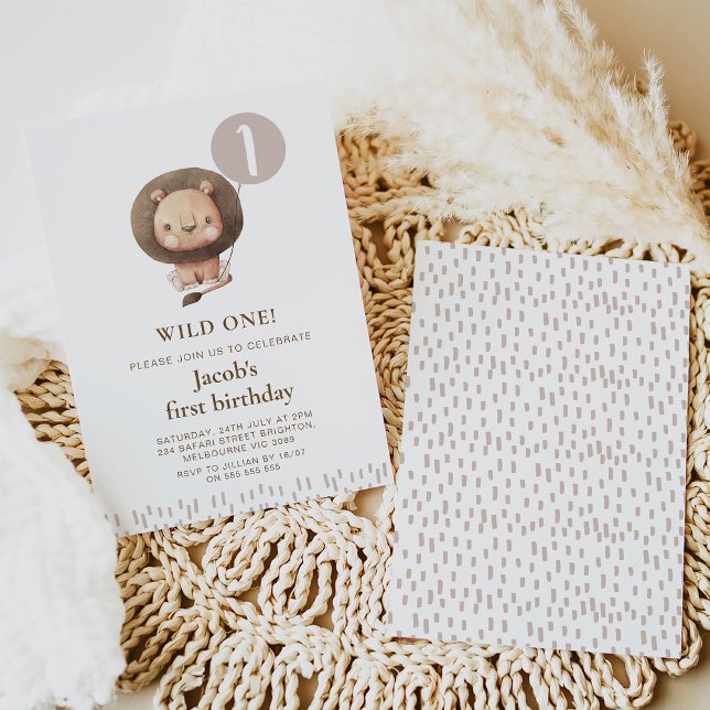 Invitation Brown moderne Safari Lion Wild Un 1er anniversaire (Modern minimalist wild one safari lion and balloon 1st birthday invitation in natural tones.)