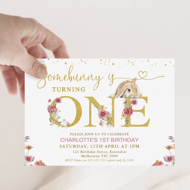 Invitation Brown Quelques Fleurs sauvages lapins 1er annivers (Some bunny is turning one 1st birthday invitation with brown bunny, gold word and wildflowers.)
