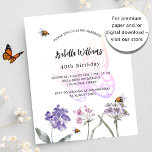 Invitation budgétaire aux fleurs de violet papillo<br><div class="desc">Un arrière - plan blanc à l'avant. Décoré d'abeilles et de fleurs sauvages peints en violet et rose et d'un grand papillon. Personnalisez et ajoutez un nom et des détails du parti. Retour : arrière - plan violet. 1 feuille = 1 invite imprimé bord à bord.</div>