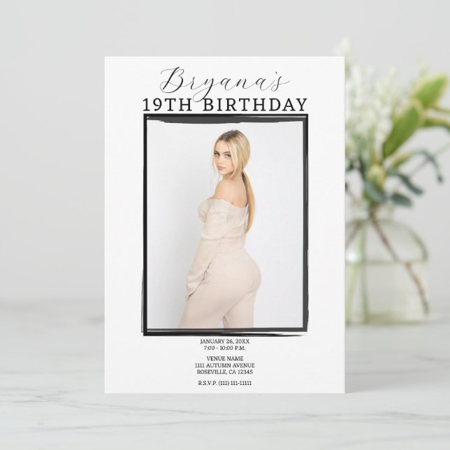 Invitation Cadre photo noir et blanc tendance Anniversaire mo (Debout devant)