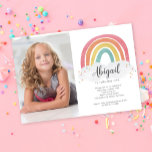 Invitation Calligraphie arc-en-ciel coloré Anniversaire de en<br><div class="desc">Colorful Rainbow Photo Anniversaire de enfant Invitation présente un arc-en-ciel dessiné à la main dans les tons rose,  orange,  jaune et turquoise et un nom de calligraphie tendance.</div>