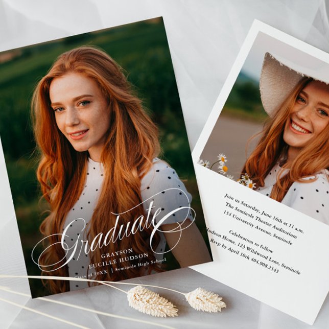 Invitation Calligraphie de script élégant Photo de fin d'étud (Elegant Graduate Script Calligraphy 2 Photo Graduation Invitation Announcement Card.)