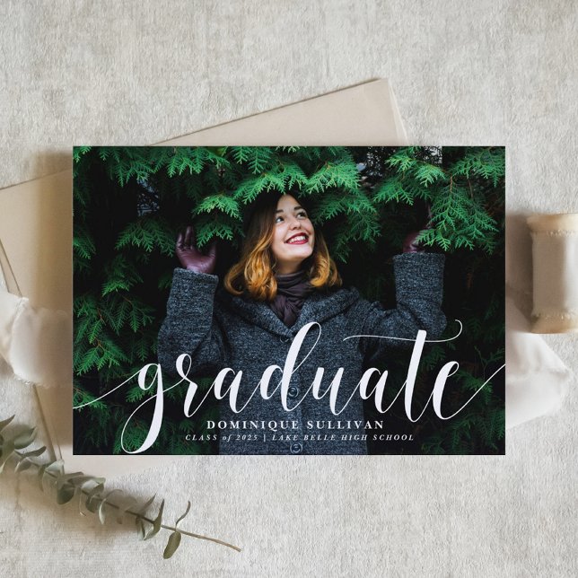 Invitation Calligraphie Moderne Blanche Photo Remise de Diplô (Personalized Photo Graduation Invitation with White Modern Calligraphy – Customizable Photo)