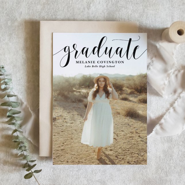Invitation Calligraphie Moderne Noir Blanc Photo Diplôme (Customizable whimsical photo graduation invitation featuring modern calligraphy. )